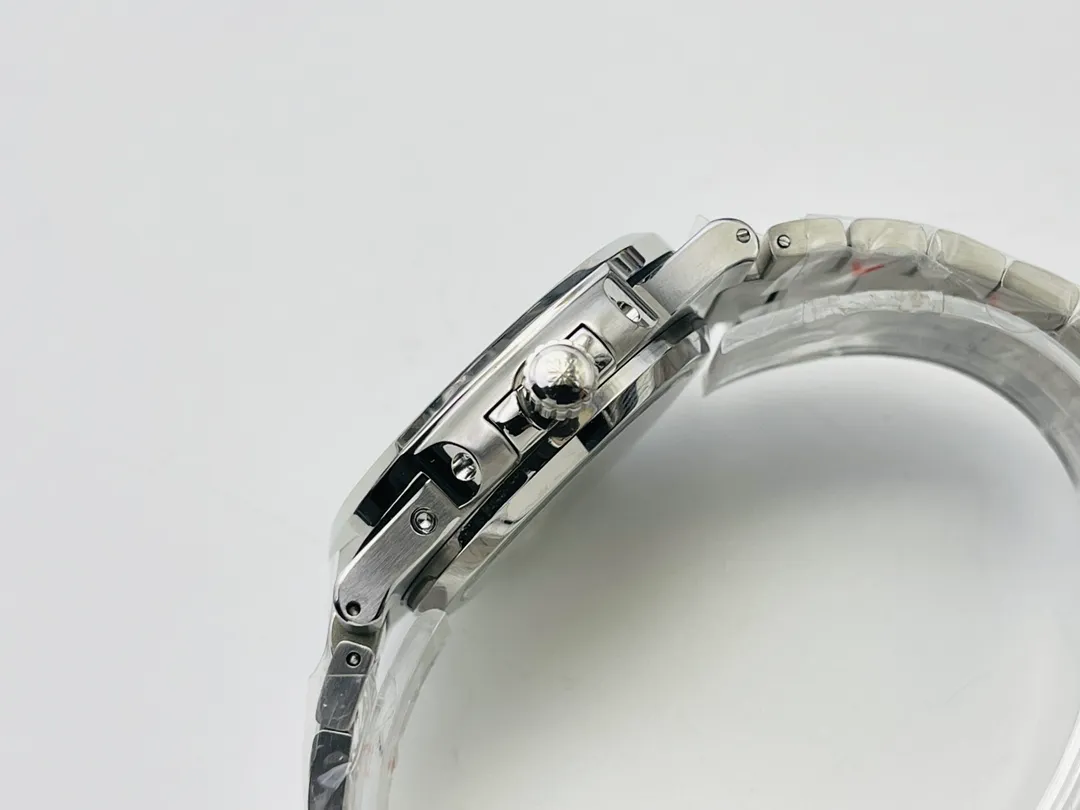 【Top Replica】💰5300! Patek Philippe [PFF Factory2022 Wall Crack Recommendation] The highest version on the market V5 upgraded ultra-thin version [The highest quality version on the market] Patek Philippe Patekphilippe Sports Series (Nautilus) 5724 (Domineering President) upgraded ultra-thin version of the Pearl Tuo, details: 1⃣️All functions are the same as the genuine ones (10-digit kinetic energy display, 7-digit calendar and moon phase 4-digit small second hand), with the same horizontal embossed pattern as the original, with fluorescent scales! 2⃣️Diameter 40 mm, 904L gold-plated stainless steel, sapphire glass mirror. 3⃣️The outer diamonds of models 5722 and 5724 are Swarovski diamonds, which are transparent and shiny, with extraordinary temperament. As close to the original as possible within the current state of the art, this watch is ready for all occasions! PFF Factory’s ingenious work welcomes your appreciation! (Buy now and get a PFF factory-customized version of a business pen for free, so that you can face any challenge calmly with full taste and style)